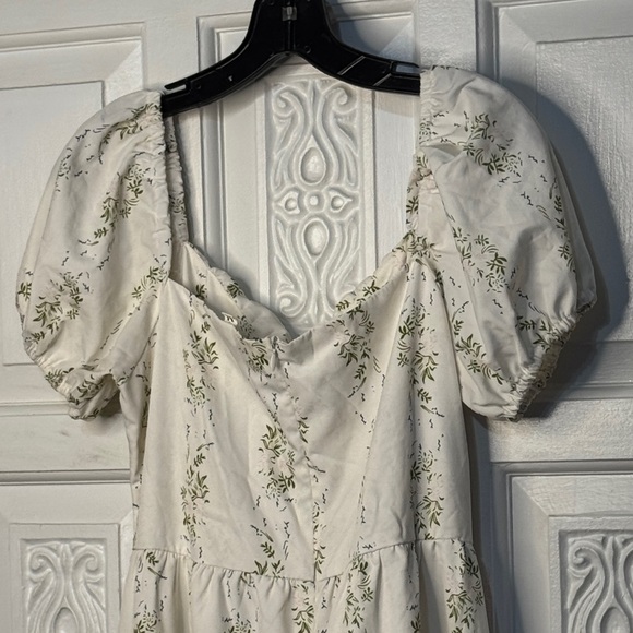 Elegant Floral Royal Princess Jeweled White  Dress Size Medium - Picture 9 of 16
